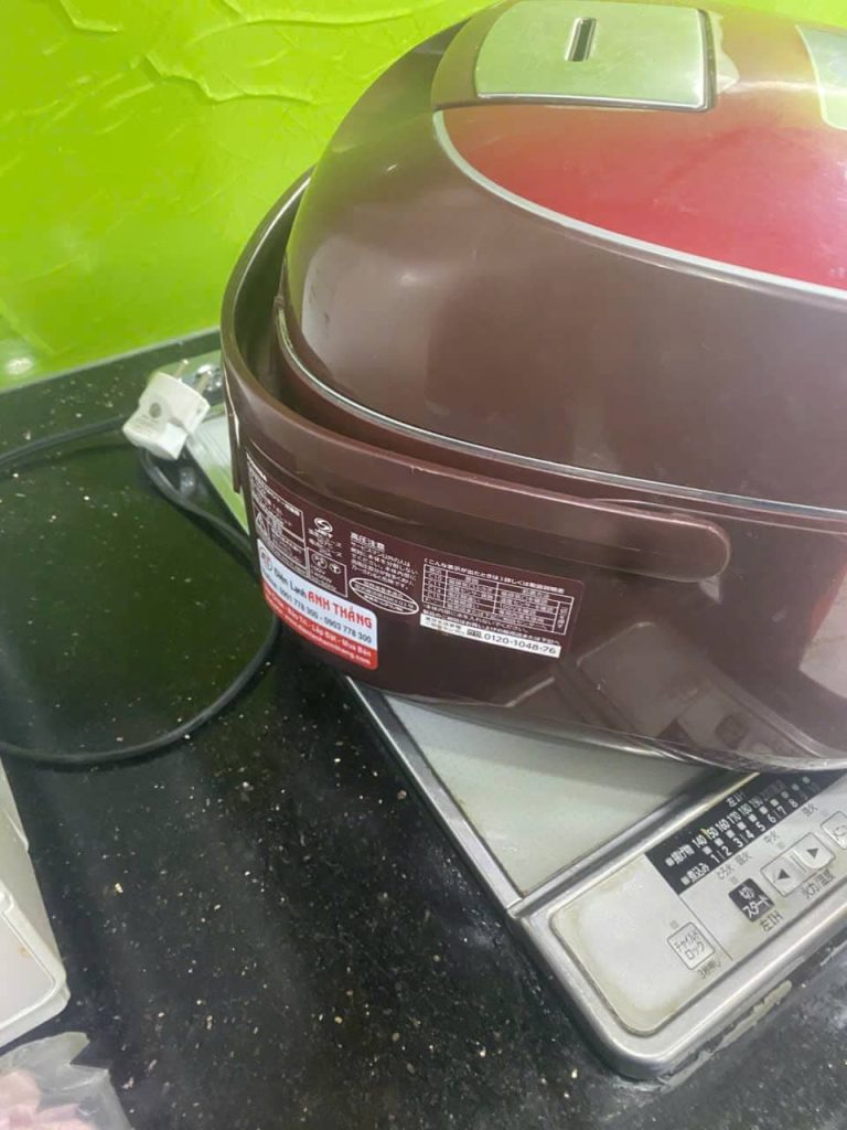 Nồi cơm Toshiba 18VSM cắm điện chập chờn – Ca kiểm tra thực tế 2026 noi com toshiba 18vsm cam dien chap chon.jpg 2