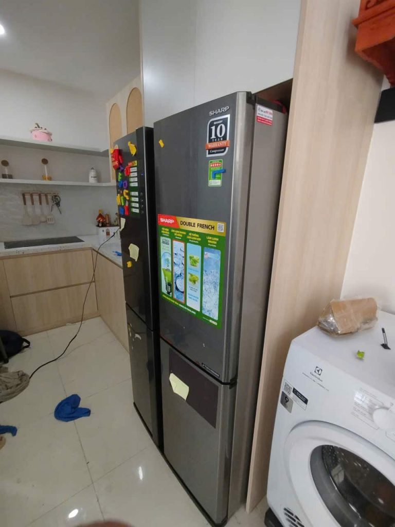 Tủ lạnh Sharp SJ-FX630V-ST bám bẩn lâu ngày – Ca kiểm tra thực tế 2026 tu lanh sharp sj fx630v st bam ban lau ngay.jpg 2