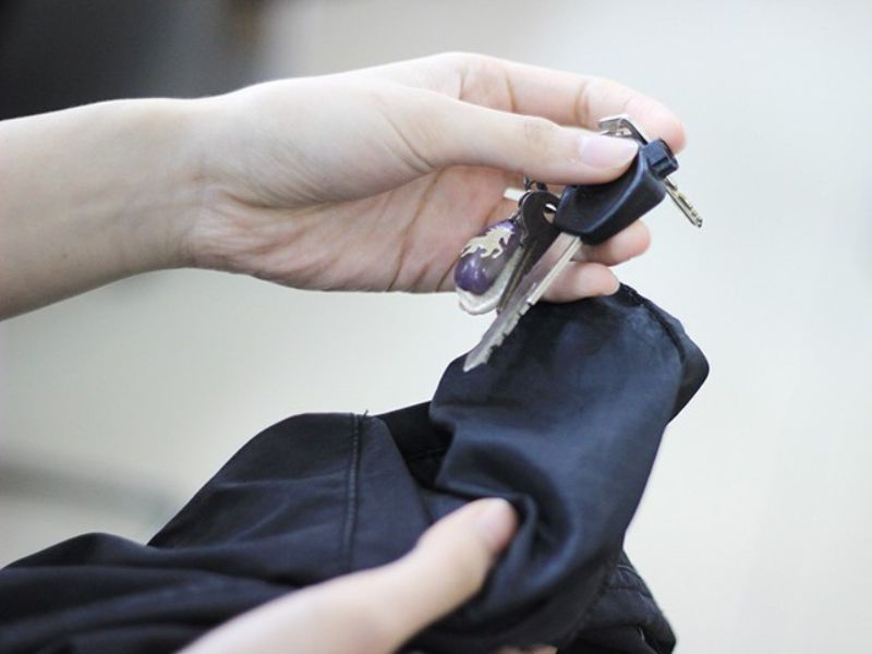 Hướng Dẫn Cách Sử Dụng Máy Giặt AQUA AQW FW105AT Chi Tiết 2026 kiểm tra túi trước khi giặt