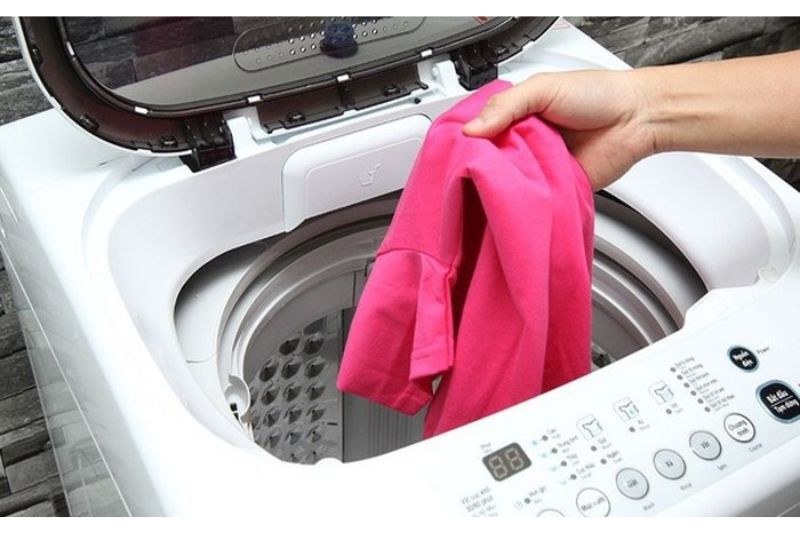 Cách Sử Dụng Máy Giặt Aqua S80KT Hiệu Quả Và Đúng Cách Tại Nhà 2026 bỏ áo quần vào máy