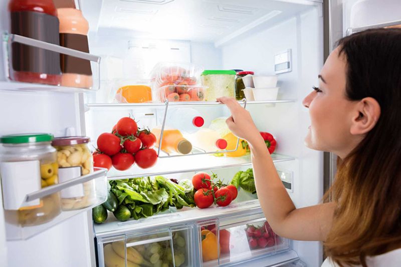 Có Nên Mua Tủ Lạnh Cũ Không? Kinh Nghiệm Chọn Mua Tủ Lạnh Chuẩn 2026 kiểm tra bóng đèn