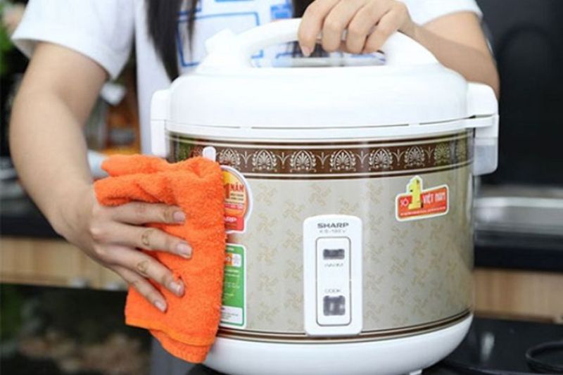 Tip: Cách Vệ Sinh Nồi Cơm Điện Đúng Cách - Sạch Bong Như Mới 2026 lau thân nồi