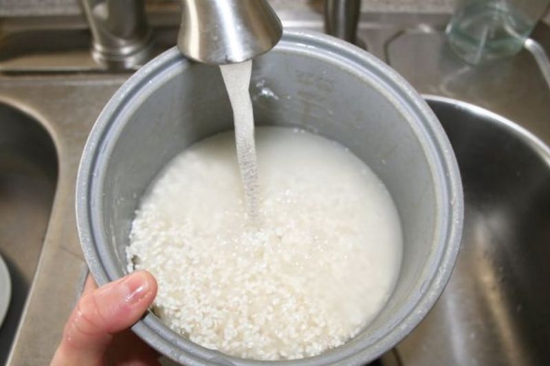 Nồi Cơm Điện Bị Nhảy Sớm Phải Làm Sao? Cách Xử Lý Hiệu Quả 2026 nấu cơm ít nước